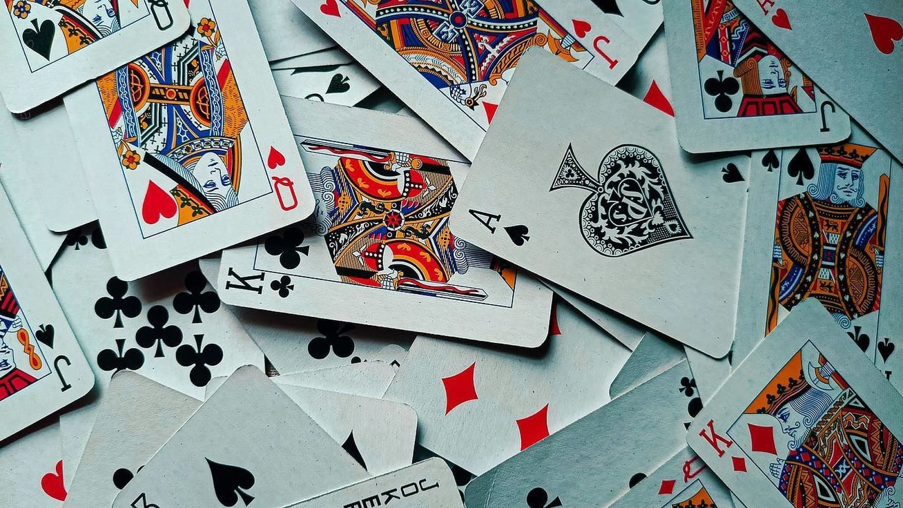 Huit américain : origines, règles et ressemblances avec le UNO